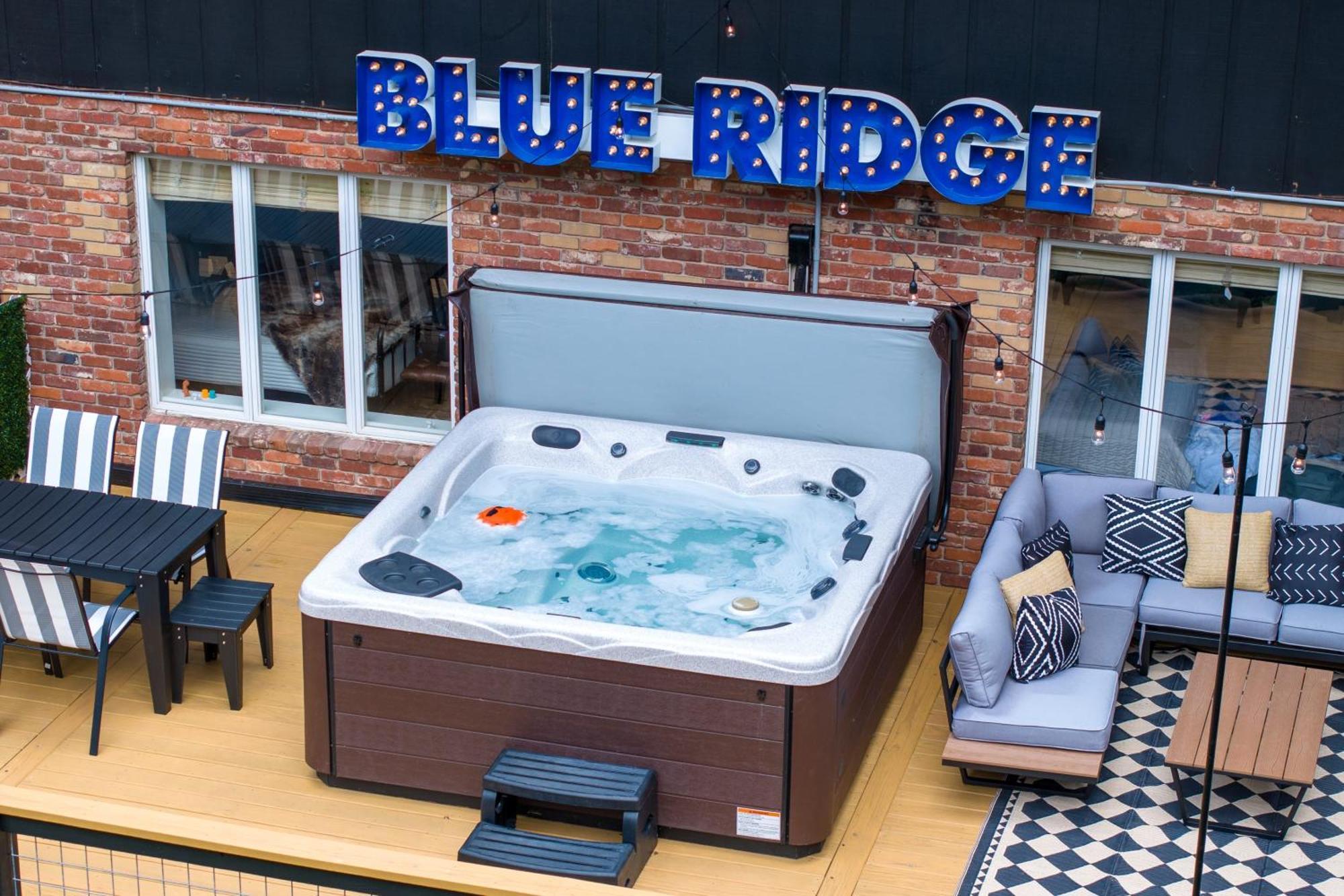 Holiday home Biltmore Forest Retreat Sauna Hot Tub Game Rm